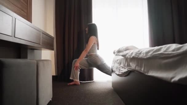 Радостная Женщина Пижаме Протягивающая Руки После Пробуждения Сидящая Уютном Плохом — стоковое видео