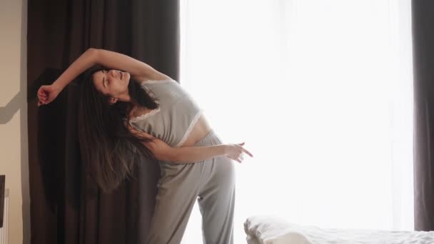 잠에서 파자마 편안하고 기분좋게 미소짓는 아침을 즐기며 운동을 — 비디오