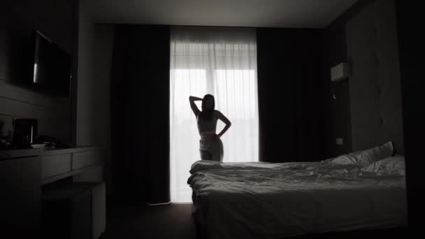 Overblijde Vrouw Met Een Pyjama Die Haar Handen Uitstrekt Het — Stockvideo