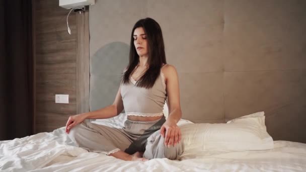 Boldog Pizsamát Visel Kinyújtott Kézzel Ébredés Után Hangulatos Rossz Boldog — Stock videók