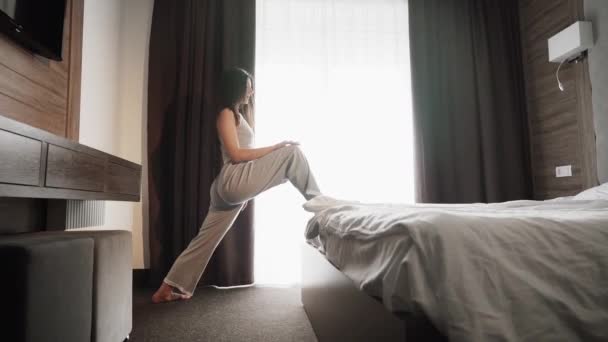 Aşırı Mutlu Bir Kadın Pijamasını Giymiş Uyandıktan Sonra Ellerini Uzatıyor — Stok video
