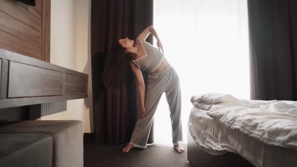 잠에서 파자마 편안하고 기분좋게 미소짓는 아침을 즐기며 운동을 — 비디오