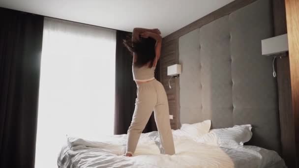 Táncol Ágyon Hálószobában Egészséges Reggeli Koncepció — Stock videók