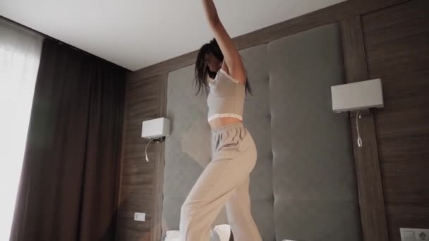 Vrouw Dansend Bed Slaapkamer Gezond Ochtendconcept — Stockvideo