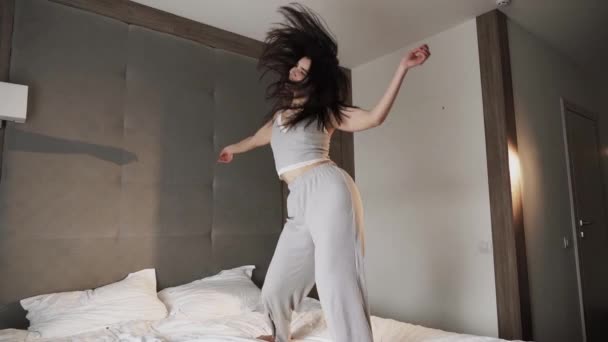 Жінка Танцює Ліжку Спальні Концепція Здорового Ранку — стокове відео