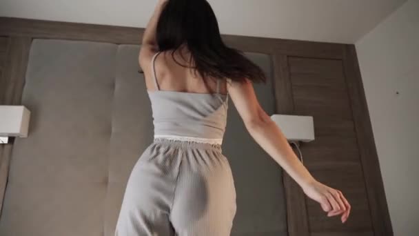 Mujer Bailando Cama Dormitorio Concepto Mañana Saludable — Vídeo de stock