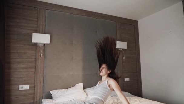 在卧室里床上跳舞的女人 健康的早起观念 — 图库视频影像