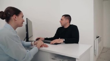 Diş kliniğinde koruyucu maskeli iki doktor hasta kıza hizmet ediyor. İş Dişçiliği. Sağlık ve Tıp Konsepti.