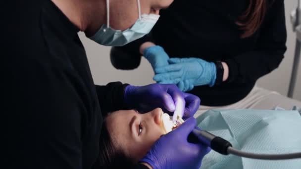 两名医生 男医生和女医生 戴着防护面具 在一家牙科诊所为病人提供服务 工作牙医 保健和医药概念 — 图库视频影像