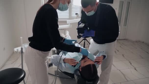 Zwei Ärzte Mann Und Frau Schutzmasken Einer Zahnklinik Bedienen Das — Stockvideo