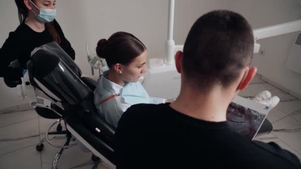 两名医生 男医生和女医生 戴着防护面具 在一家牙科诊所为病人提供服务 工作牙医 保健和医药概念 — 图库视频影像