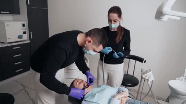 Dos Doctores Hombre Mujer Con Máscaras Protectoras Una Clínica Dental — Vídeos de Stock