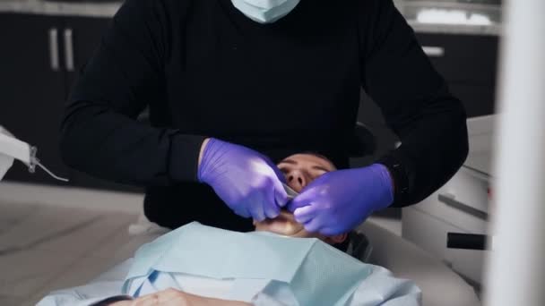 Två Läkare Man Och Kvinna Skyddande Masker Tandvårdsklinik Tjänar Patienten — Stockvideo