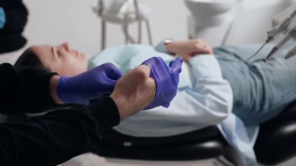 Два Врача Мужчина Женщина Защитных Масках Стоматологической Клинике Обслуживают Пациентку — стоковое видео