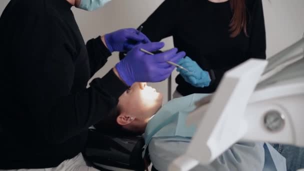 Twee Dokters Man Vrouw Met Beschermende Maskers Een Tandheelkundige Kliniek — Stockvideo