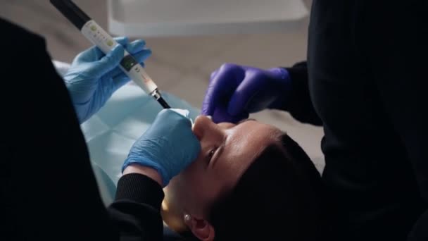 Zwei Ärzte Mann Und Frau Schutzmasken Einer Zahnklinik Bedienen Das — Stockvideo