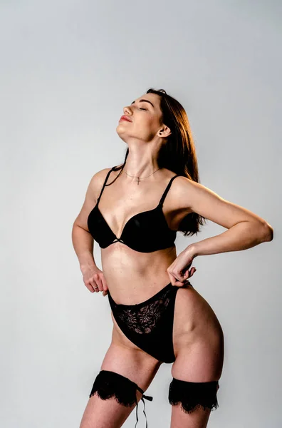 Stüdyoda Poz Siyah Çamaşırı Seksi Kız — Stok fotoğraf