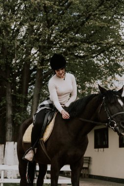 Kıza ata binmeyi öğreten bir kadın eğitmen. At sırtında at binmeyi öğrenen bir kadın binici. Aktif yaşam tarzı ve boş zaman aktivite kavramı