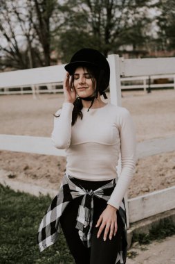 Kıza ata binmeyi öğreten bir kadın eğitmen. At sırtında at binmeyi öğrenen bir kadın binici. Aktif yaşam tarzı ve boş zaman aktivite kavramı