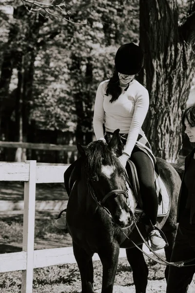 女教師が馬の乗り方を女の子に教えている 乗馬学習乗馬スポーツの練習の女性ライダー アクティブなライフスタイルとレジャー活動のコンセプト — ストック写真