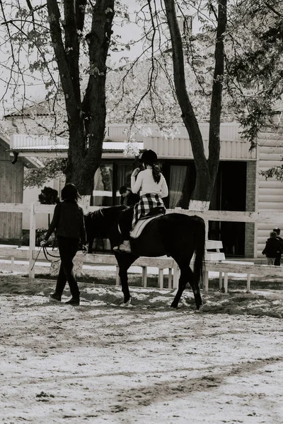 Μια Δασκάλα Που Μαθαίνει Μια Κοπέλα Πώς Ιππεύει Ένα Άλογο — Φωτογραφία Αρχείου