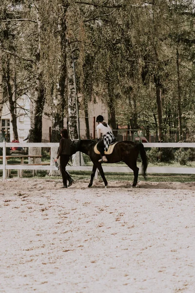 Instruktorka Ucząca Dziewczynę Jeździć Koniu Żeński Jeździec Ćwiczący Koniu Ucząc — Zdjęcie stockowe