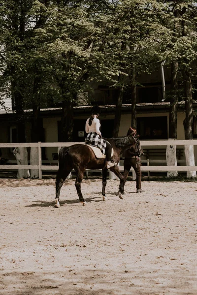 Μια Δασκάλα Που Μαθαίνει Μια Κοπέλα Πώς Ιππεύει Ένα Άλογο — Φωτογραφία Αρχείου