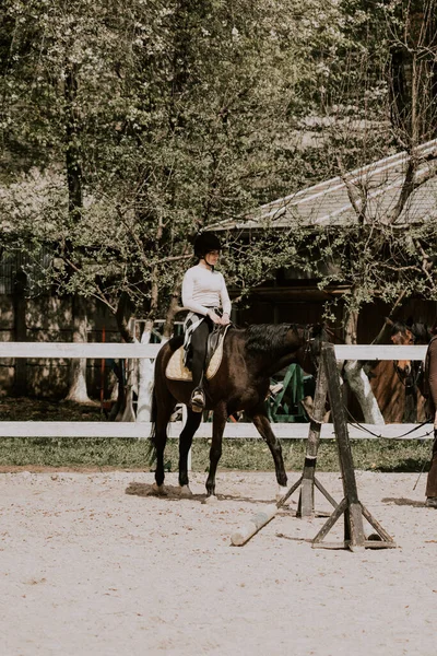 Een Vrouwelijke Instructeur Die Een Meisje Leert Paardrijden Vrouwelijke Ruiter — Stockfoto