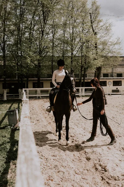 教女孩骑马的女教官 女骑手在马背上练习学习马术 积极的生活方式和休闲活动概念 — 图库照片