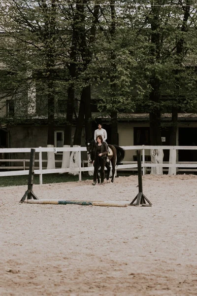 Een Vrouwelijke Instructeur Die Een Meisje Leert Paardrijden Vrouwelijke Ruiter — Stockfoto