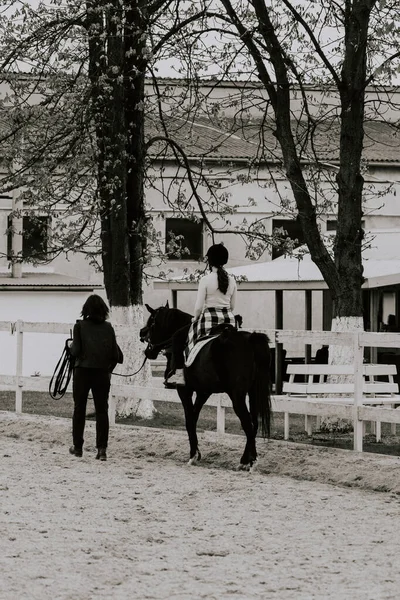 Eine Instruktorin Lehrt Mädchen Wie Man Ein Pferd Reitet Reiterin — Stockfoto