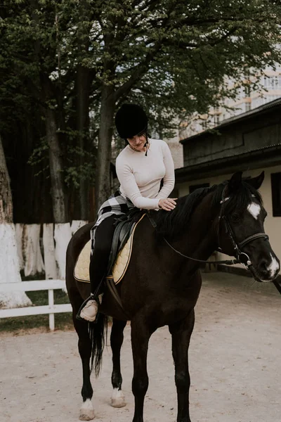 Ženská Instruktorka Učí Holku Jezdit Koni Jezdkyně Cvičí Koni Učí — Stock fotografie