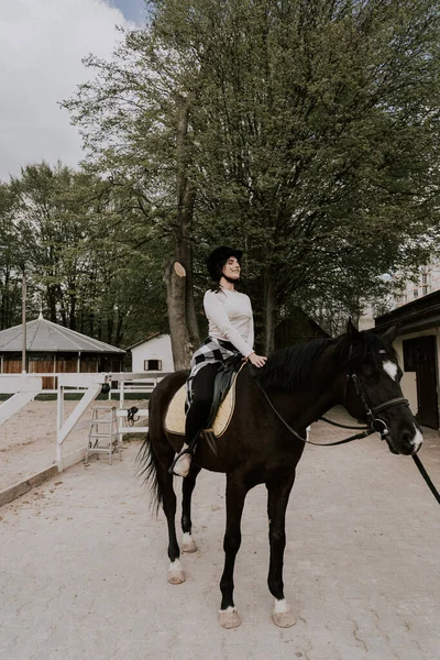 Ženská Instruktorka Učí Holku Jezdit Koni Jezdkyně Cvičí Koni Učí — Stock fotografie