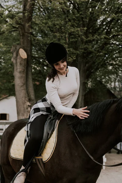 Uma Instrutora Ensinar Uma Rapariga Montar Cavalo Cavaleiro Praticando Esporte — Fotografia de Stock