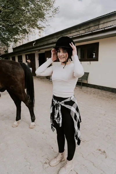 Uma Instrutora Ensinar Uma Rapariga Montar Cavalo Cavaleiro Praticando Esporte — Fotografia de Stock