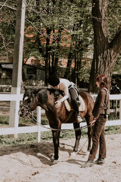 Eine Instruktorin Lehrt Mädchen Wie Man Ein Pferd Reitet Reiterin — Stockfoto