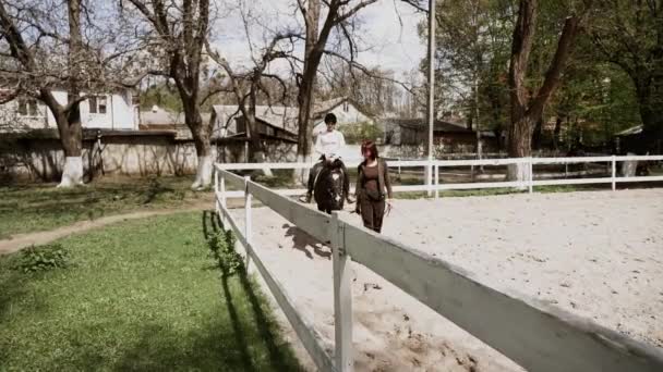 Jonge Volwassen Mooie Vrouw Helm Leren Paardrijden Paardrijden Sport Actieve — Stockvideo