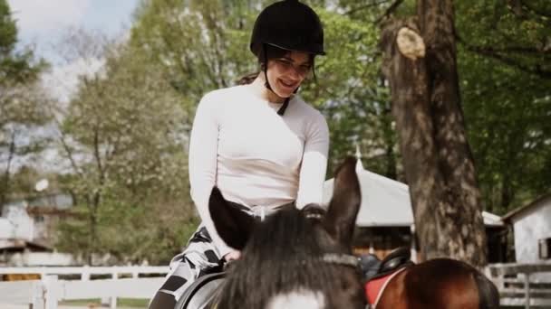 Joven Adulto Hermosa Mujer Aprendizaje Del Casco Equitación Ecuestre Sport — Vídeo de stock