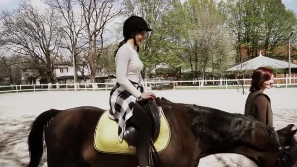 Młoda Piękna Kobieta Kasku Ucząca Się Jazdy Konnej Sportów Jeździeckich — Wideo stockowe