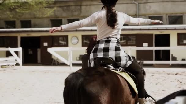 头戴头盔的年轻漂亮的成年女子学习骑马 骑马和骑马运动 积极的生活方式和休闲活动理念 — 图库视频影像