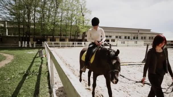 Meisjes Leren Paardrijden — Stockvideo