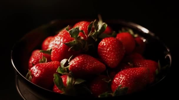 Căpșunile Rotesc Fundal Negru Proaspete Organice Vibrante Căpșuni Roșii Raw — Videoclip de stoc