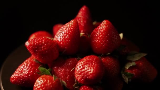 Erdbeeren Rotieren Auf Schwarzem Hintergrund Frische Lebendige Rote Bio Erdbeere — Stockvideo