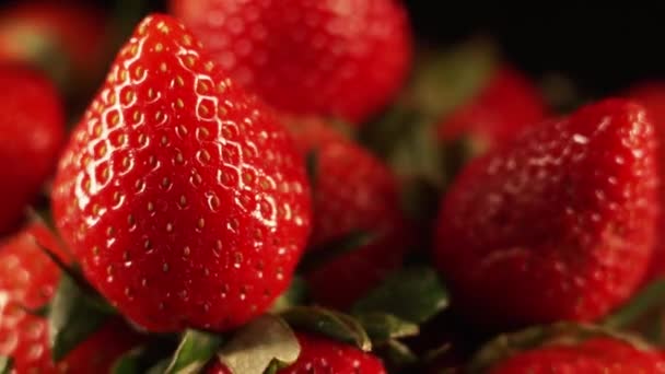Fresas Girando Sobre Una Vista Fondo Negro Fresa Roja Vibrante — Vídeos de Stock