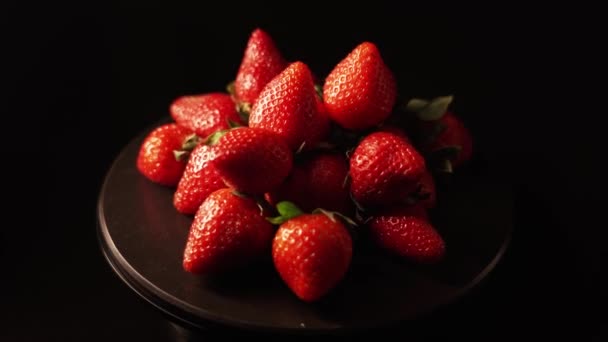 Fresas Girando Sobre Una Vista Fondo Negro Fresa Roja Vibrante — Vídeos de Stock