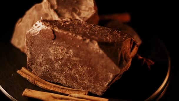 Σοκολάτα Κομμάτια Μαύρης Σοκολάτας Περιστρέφονται Σκούρο Φόντο Περιστρέφονται Gourmet Συστατικό — Αρχείο Βίντεο