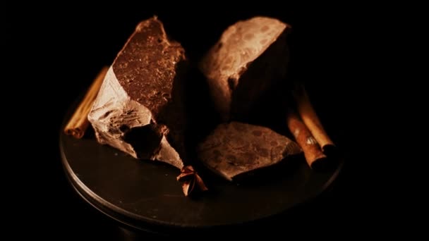 チョコレートだ 暗いチョコレートの塊は暗い背景で回転し 回転します グルメデザート成分 菓子の概念 — ストック動画