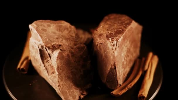 Шоколад Куски Тёмного Шоколада Вращаются Тёмном Фоне Вращаются Изысканный Десерт — стоковое видео