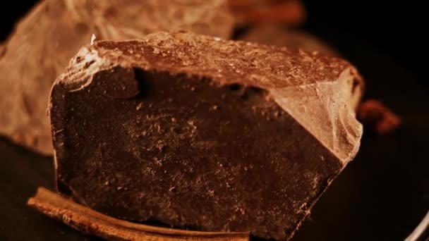 Csokit Étcsokoládé Darabjai Sötét Alapon Forognak Forognak Ínyenc Desszert Hozzávaló — Stock videók