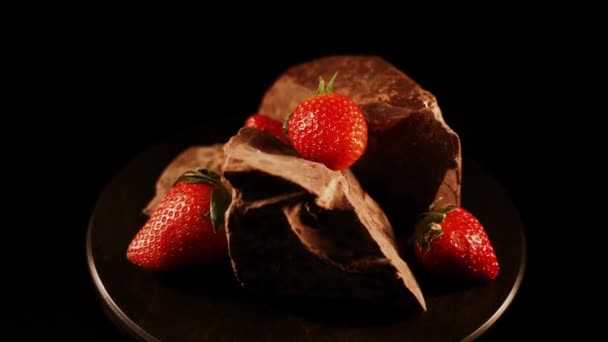 Červené Straberry Tmavou Čokoládou Černém Pozadí — Stock video